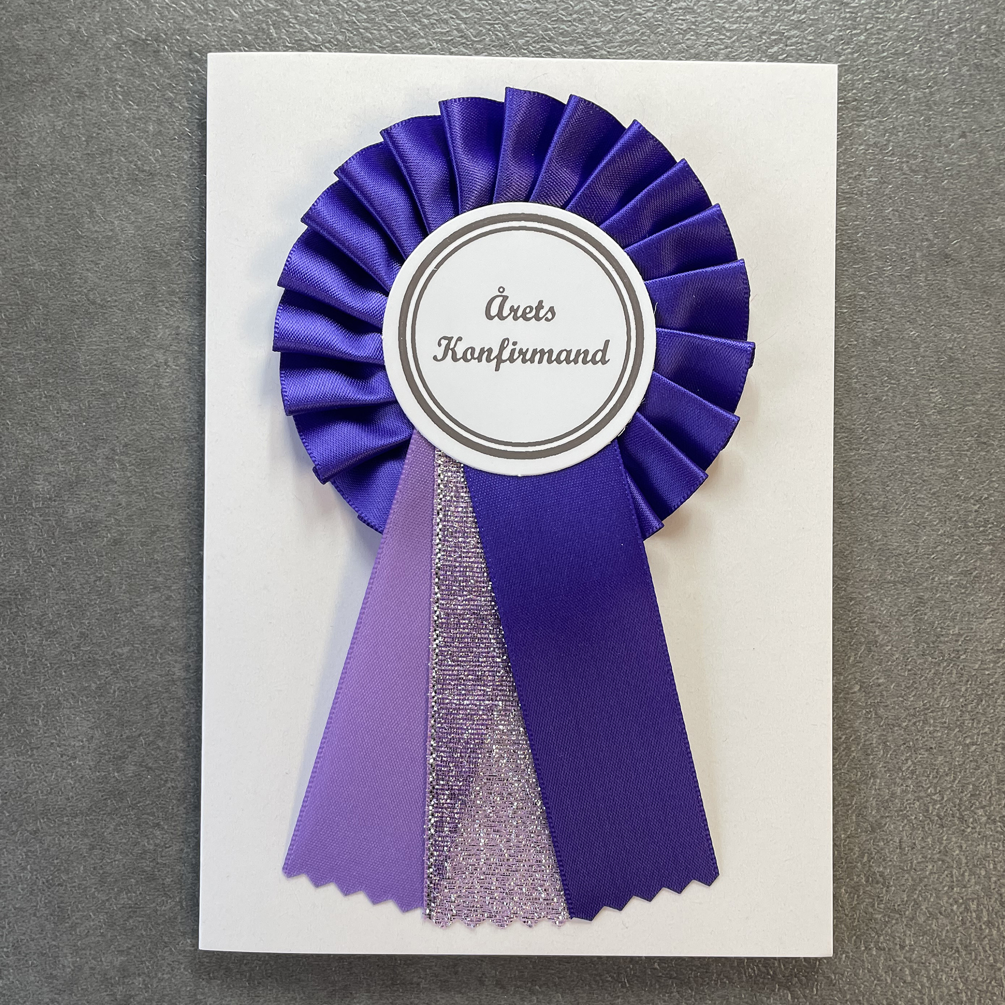 Kort med rosette - Årets konfirmand - Regal Purple